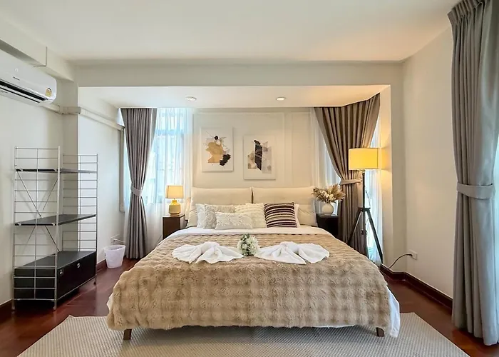 Private Pool Sukhumvit 26 Near Bts Phrom Phong And Emsphere
