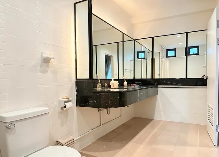 Private Pool Sukhumvit 26 Near Bts Phrom Phong And Emsphere バンコク都