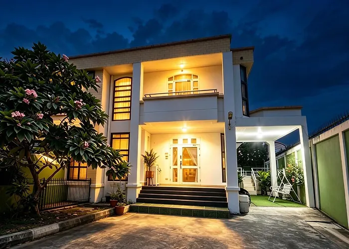 Private Pool Sukhumvit 26 Near Bts Phrom Phong And Emsphere
